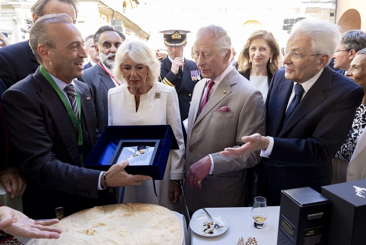 Il Presidente della Repubblica Sergio Mattarella con Re Carlo III e la Regina Camilla in Piazza del Popolo a Ravenna
