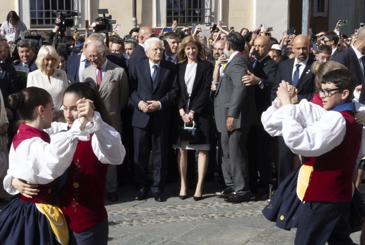 Il Presidente della Repubblica Sergio Mattarella con Re Carlo III, la Regina Camilla e la Signora Laura Mattarella in Piazza del Popolo a Ravenna
