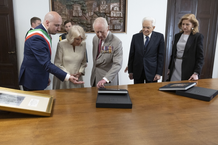 Il Presidente della Repubblica Sergio Mattarella a Ravenna con Re Carlo III, la Regina Camilla e la Signora Laura Mattarella a Palazzo Municipale

