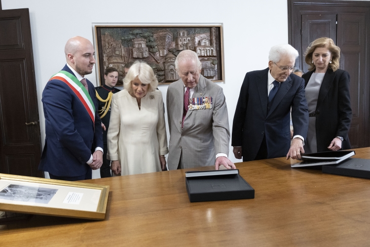 Il Presidente della Repubblica Sergio Mattarella a Ravenna con Re Carlo III, la Regina Camilla e la Signora Laura Mattarella a Palazzo Municipale

