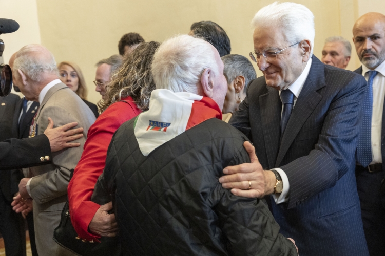 Il Presidente della Repubblica Sergio Mattarella a Ravenna saluta alcuni rappresentanti delle associazioni dei veterani e partigiane a Palazzo Municipale
