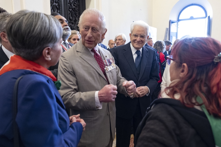 Il Presidente della Repubblica Sergio Mattarella a Ravenna con Re Carlo III salutano alcuni rappresentanti delle associazioni dei veterani e partigiane a Palazzo Municipale