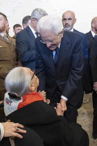 Il Presidente della Repubblica Sergio Mattarella a Ravenna saluta alcuni rappresentanti delle associazioni dei veterani e partigiane a Palazzo Municipale