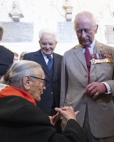 Il Presidente della Repubblica Sergio Mattarella a Ravenna con Re Carlo III salutano alcuni rappresentanti delle associazioni dei veterani e partigiane a Palazzo Municipale