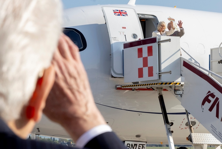Il Presidente Mattarella si congeda dalle Loro Maestà il Re Carlo III e La Regina Camilla in partenza dall’Aeroporto “Luigi Ridolfi” di Forlì