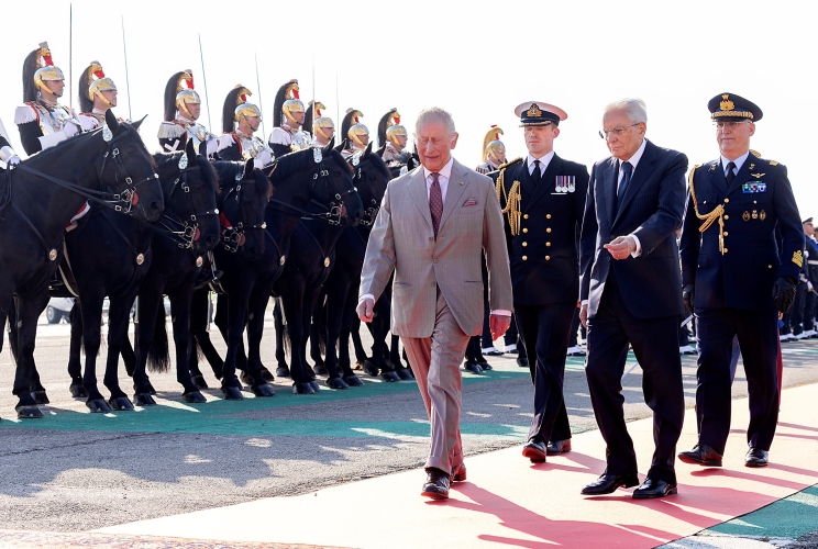 Il Presidente Mattarella e Re Carlo III ricevono gli onori durante la cerimonia di Congedo all’Aeroporto “Luigi Ridolfi” di Forlì 