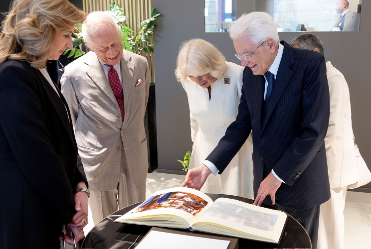 Il Presidente Mattarella, Re Carlo III, la Regina Camilla e la Signora Laura nella Lounge dell’Aeroporto “Luigi Ridolfi” di Forlì 