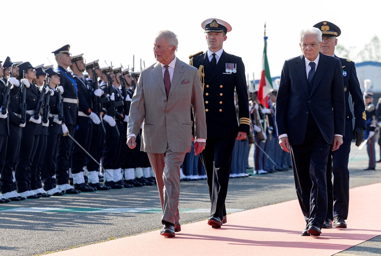Il Presidente Mattarella e Re Carlo III ricevono gli onori durante la cerimonia di Congedo all’Aeroporto “Luigi Ridolfi” di Forlì 