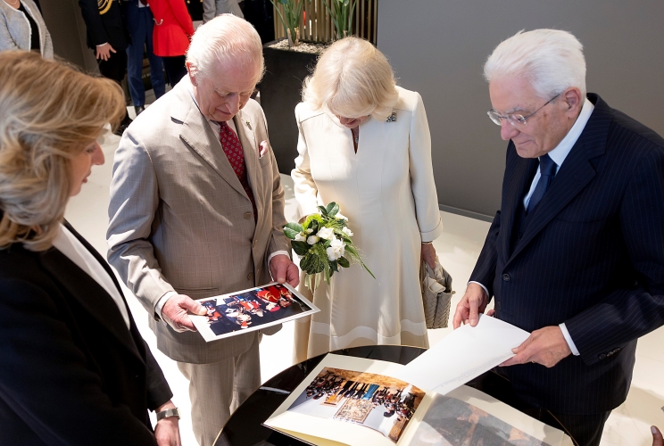 Il Presidente Mattarella, Re Carlo III, la Regina Camilla e la Signora Laura nella Lounge dell’Aeroporto “Luigi Ridolfi” di Forlì 