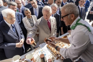 Il Presidente Mattarella assieme a Re Carlo III e la Regina Camilla incontrano a Ravenna una rappresentanza del Festival dell'Emilia Romagna, dei presidi Slow food e delle associazioni di volontariato