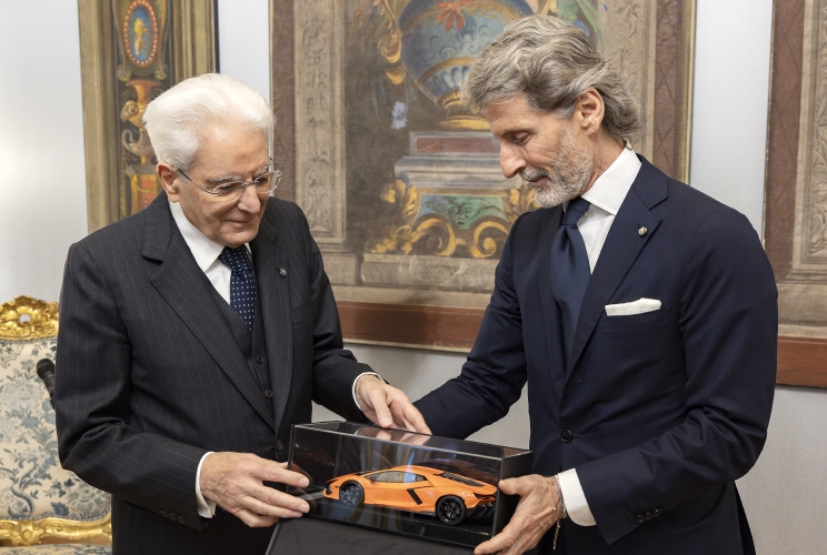 Il Presidente Sergio Mattarella con Stephan Winkelmann, Amministratore Delegato di Automobili Lamborghini S.p.A. in occasione dell'incontro con una delegazione della Società