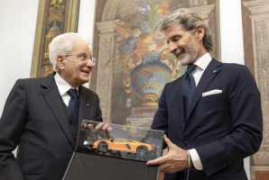 Il Presidente Sergio Mattarella con Stephan Winkelmann, Amministratore Delegato di Automobili Lamborghini S.p.A. in occasione dell'incontro con una delegazione della Società