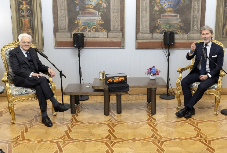 Il Presidente Sergio Mattarella con Stephan Winkelmann, Amministratore Delegato di Automobili Lamborghini S.p.A. in occasione dell'incontro con una delegazione della Società