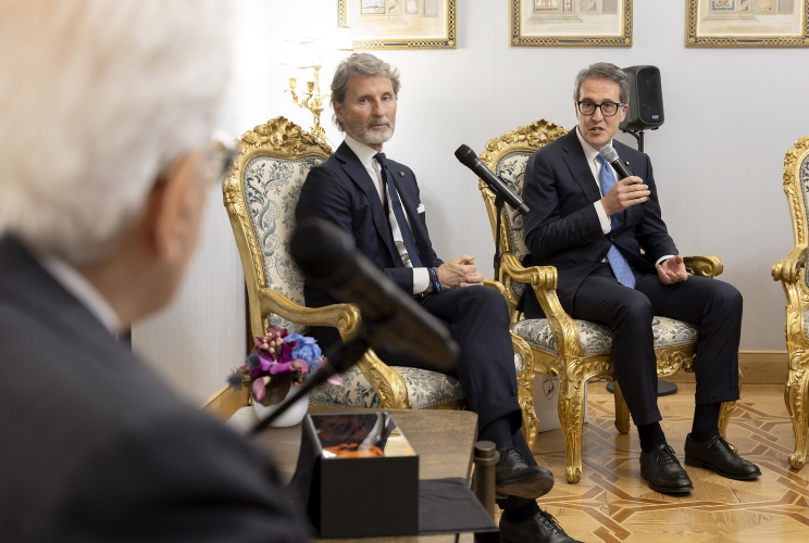 Il Presidente Sergio Mattarella con Stephan Winkelmann, Amministratore Delegato di Automobili Lamborghini S.p.A. in occasione dell'incontro con una delegazione della Società