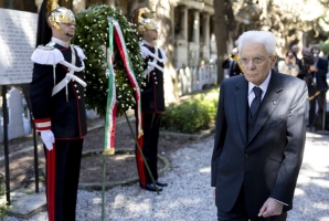 Il Presidente della Repubblica Sergio Mattarella procede alla deposizione di una corona d’alloro presso la lapide commemorativa dei caduti della Resistenza, al Cimitero monumentale di Staglieno