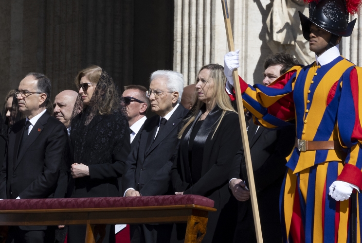 Il Presidente della Repubblica, Sergio Mattarella, e sua figlia Laura alle Esequie Solenni del Sommo Pontefice Francesco