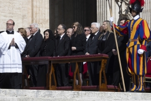 Il Presidente della Repubblica, Sergio Mattarella, e sua figlia Laura alle Esequie Solenni del Sommo Pontefice Francesco