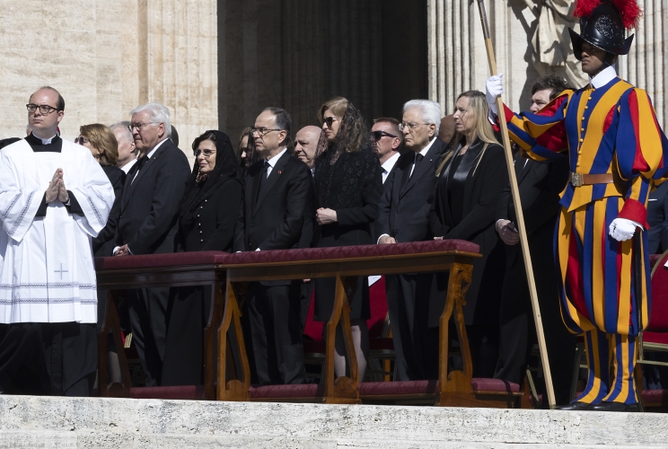 Il Presidente della Repubblica, Sergio Mattarella, e sua figlia Laura alle Esequie Solenni del Sommo Pontefice Francesco