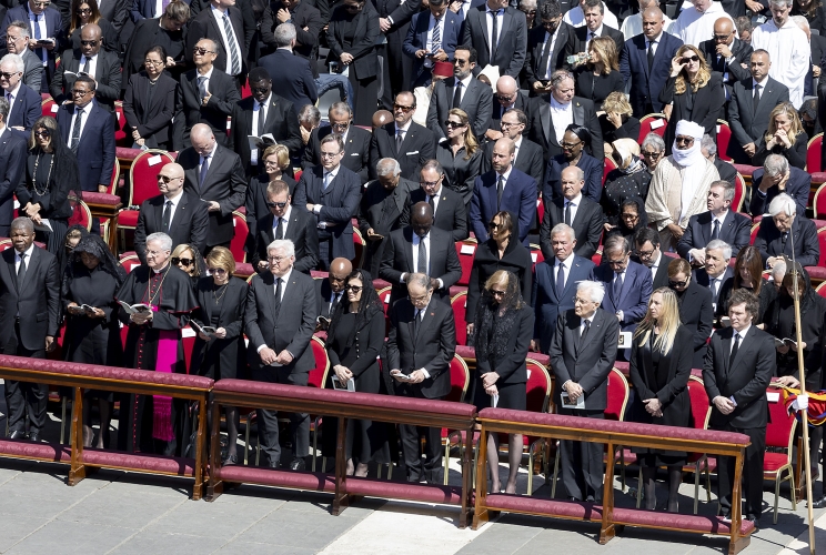Il Presidente della Repubblica, Sergio Mattarella, e sua figlia Laura alle Esequie Solenni del Sommo Pontefice Francesco