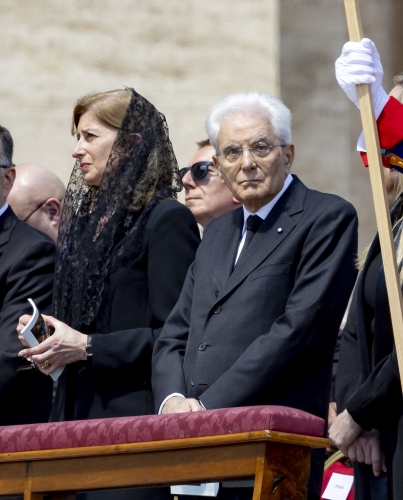 Il Presidente della Repubblica, Sergio Mattarella, e sua figlia Laura alle Esequie Solenni del Sommo Pontefice Francesco