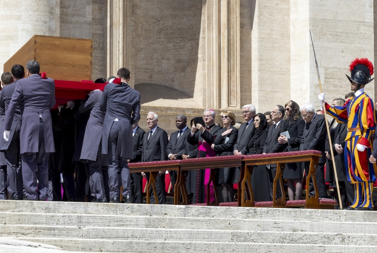 Il Presidente della Repubblica, Sergio Mattarella, e sua figlia Laura alle Esequie Solenni del Sommo Pontefice Francesco
