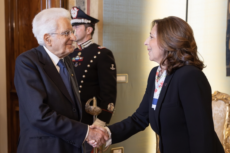 Il Presidente della Repubblica Sergio Mattarella saluta Isabella Rauti, Sottosegretario di Stato alla Difesa – Rappresentante di Governo,in occasione dell'incontro con gli esponenti delle Associazioni Combattentistiche e d’Arma, nella ricorrenza dell’80° anniversario della Liberazione
