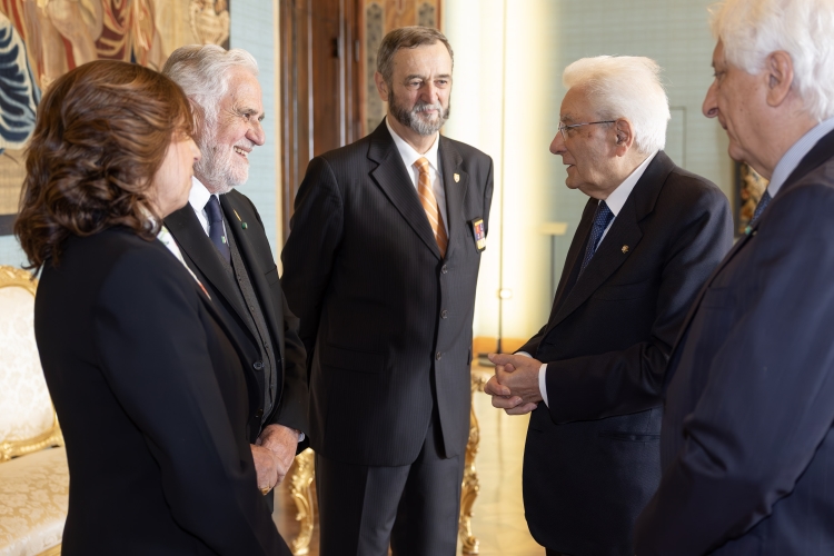 Il Presidente della Repubblica Sergio Mattarella con Isabella Rauti, Sottosegretario di Stato alla Difesa – Rappresentante di Governo,Claudio Betti, Presidente della Confederazione Italiana fra le Associazioni Combattentistiche e Partigiane, e con Paolo Gerometta, Presidente del Consiglio Nazionale permanente delle Associazioni d'arma, in occasione dell'incontro con gli esponenti delle Associazioni Combattentistiche e d’Arma, nella ricorrenza dell’80° anniversario della Liberazione
