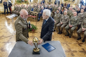 Il Presidente Sergio Mattarella nel corso dell'incontro con il Gen. C.A. Carmine Masiello, Capo di Stato Maggiore dell’Esercito Italiano e una rappresentanza dell’Esercito italiano, in occasione del 164° anniversario di fondazione
