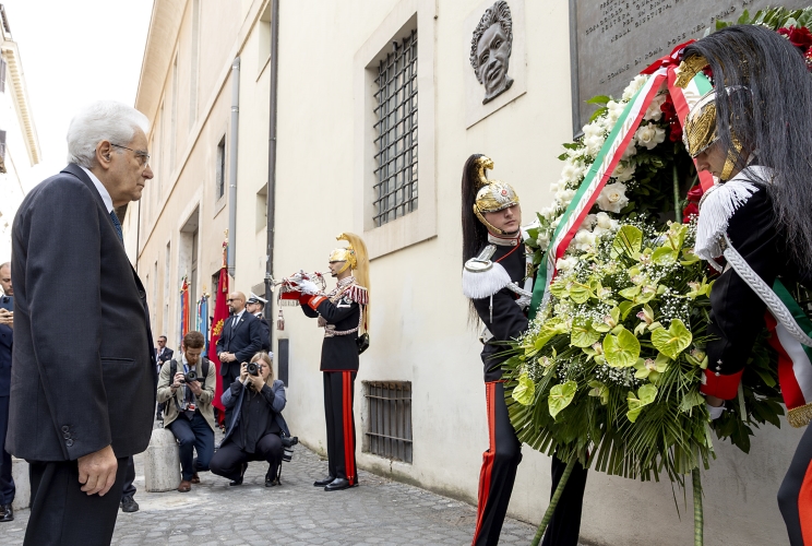 Il Presidente Sergio Mattarella depone una corona di fiori sotto la lapide dell’On. Aldo Moro, in occasione del quarantasettesimo anniversario dell’uccisione dello Statista