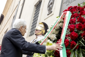 Il Presidente Sergio Mattarella depone una corona di fiori sotto la lapide dell’On. Aldo Moro, in occasione del quarantasettesimo anniversario dell’uccisione dello Statista