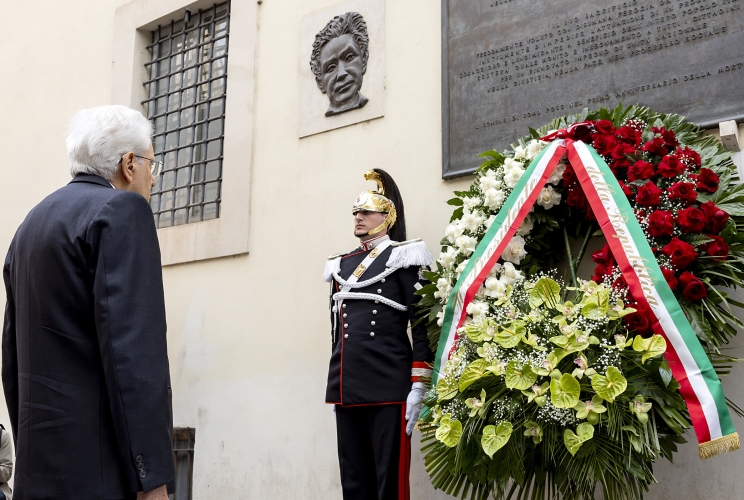 Il Presidente Sergio Mattarella depone una corona di fiori sotto la lapide dell’On. Aldo Moro, in occasione del quarantasettesimo anniversario dell’uccisione dello Statista