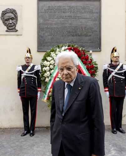 Il Presidente Sergio Mattarella depone una corona di fiori sotto la lapide dell’On. Aldo Moro, in occasione del quarantasettesimo anniversario dell’uccisione dello Statista