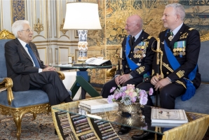 Il Presidente Sergio Mattarella nel corso dell'incontro con il Gen. S.A. Luca Goretti e Gen. S.A. Antonio Conserva, 