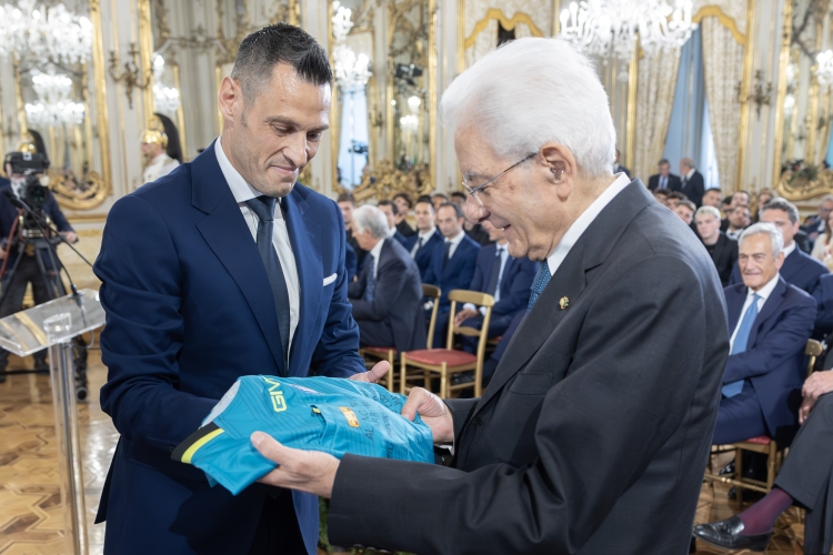 Il Presidente della Repubblica Sergio Mattarella riceve una maglietta da Maurizio Mariani, arbitro dell'incontro della finale della Coppa Italia di calcio Frecciarossa Milan – Bologna

