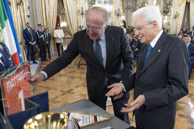 Il Presidente della Repubblica Sergio Mattarella riceve la maglietta del Milan, in occasione dell'incontro con le squadre finaliste della Coppa Italia di calcio Frecciarossa Milan – Bologna
