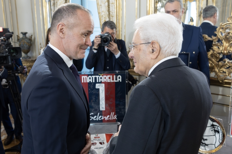 Il Presidente della Repubblica Sergio Mattarella riceve la maglietta del Bologna, in occasione dell'incontro con le squadre finaliste della Coppa Italia di calcio Frecciarossa Milan – Bologna
