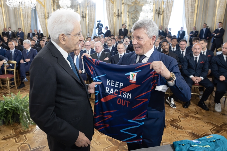 Il Presidente della Repubblica Sergio Mattarella riceve una maglietta da Ezio Maria Simonelli Presidente della Lega Serie A 

