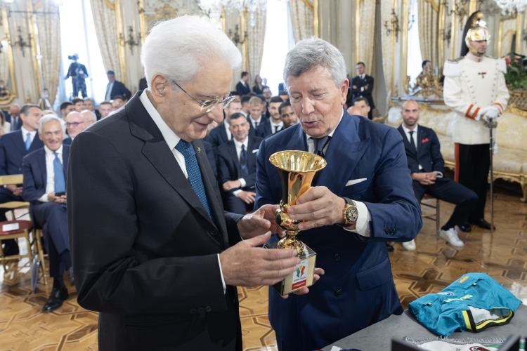 Il Presidente della Repubblica Sergio Mattarella riceve da Ezio Maria Simonelli la miniatura della Coppa Italia 

