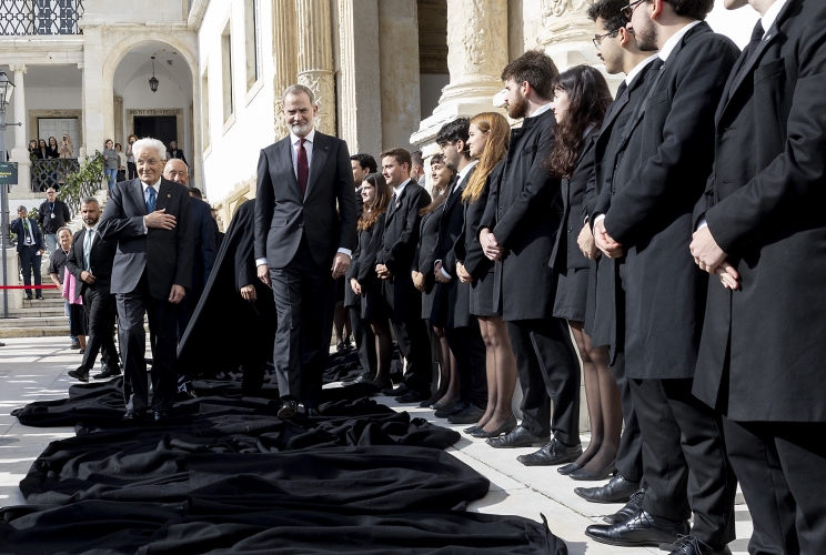 Il Presidente della Repubblica Sergio Mattarella in occasione della consegna della dell'onorificenza accademica di Dottore Honoris Causa dell'Università di Coimbra