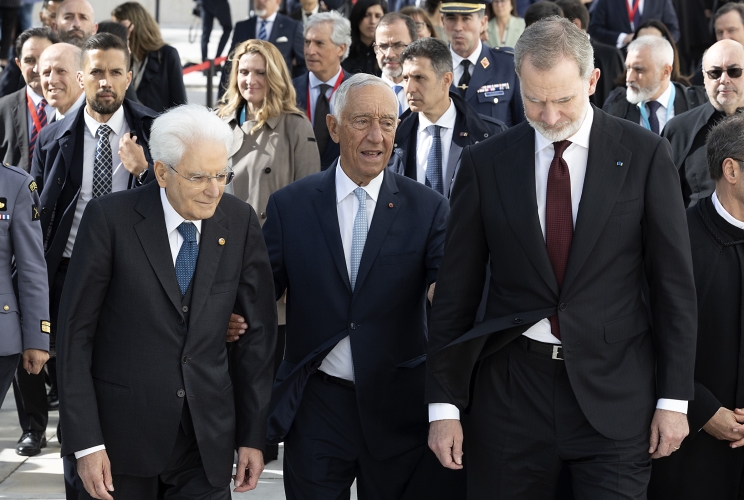 Il Presidente della Repubblica Sergio Mattarella in occasione della consegna della dell'onorificenza accademica di Dottore Honoris Causa dell'Università di Coimbra