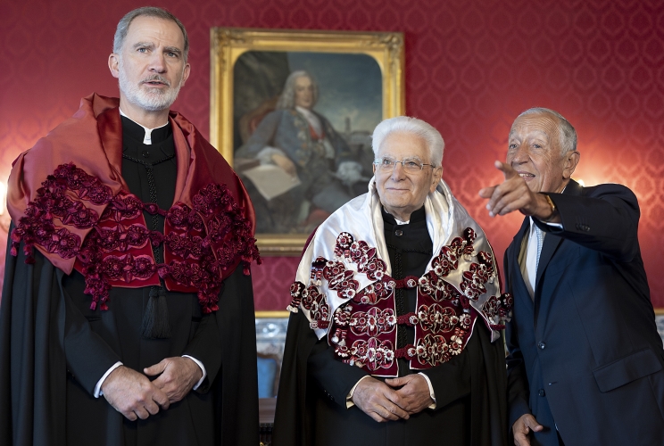 Il Presidente della Repubblica Sergio Mattarella in occasione della consegna della dell'onorificenza accademica di Dottore Honoris Causa dell'Università di Coimbra