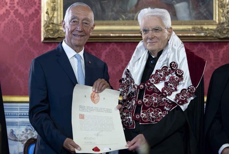 Il Presidente della Repubblica Sergio Mattarella in occasione della consegna della dell'onorificenza accademica di Dottore Honoris Causa dell'Università di Coimbra