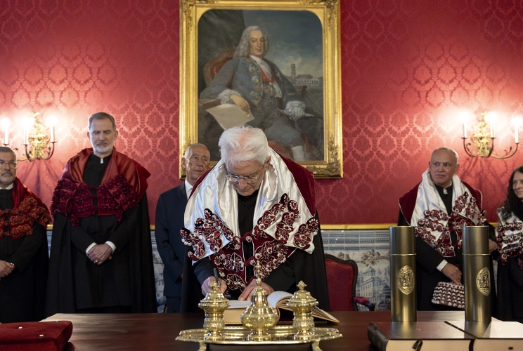 Il Presidente della Repubblica Sergio Mattarella in occasione della consegna della dell'onorificenza accademica di Dottore Honoris Causa dell'Università di Coimbra