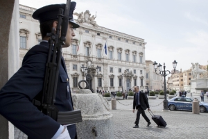 Il Prof. Carlo Cottarelli al suo arrivo al Quirinale