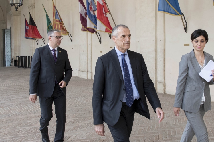 Il Prof. Carlo Cottarelli al suo arrivo al Quirinale