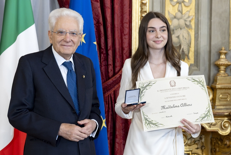 Il Presidente Sergio Mattarella consegna l'Attestato d’Onore a Maddalena Albiero Alfiere della Repubblica

