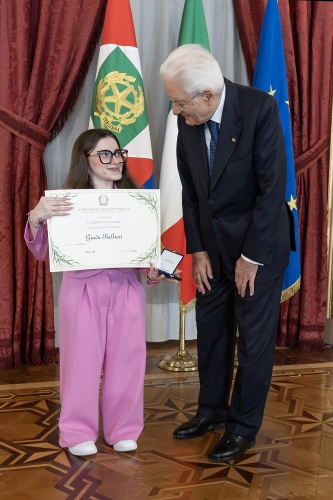 Il Presidente Sergio Mattarella consegna l'Attestato d’Onore a Giada Baltieri Alfiere della Repubblica
