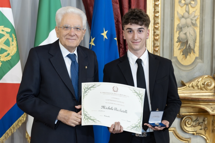 Il Presidente Sergio Mattarella consegna l'Attestato d’Onore a Michele Barbatelli Alfiere della Repubblica
