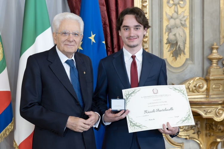 Il Presidente Sergio Mattarella consegna l'Attestato d’Onore a Niccolò Bartolacelli Alfiere della Repubblica
