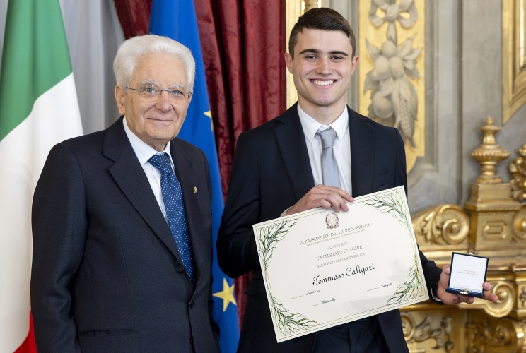 Il Presidente Sergio Mattarella consegna l'Attestato d’Onore a Tommaso Caligari Alfiere della Repubblica

